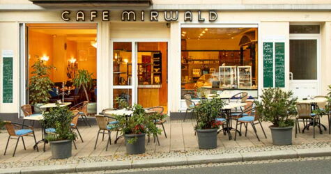 Konditorei Cafe Mirwald-Bad Nauheim/Ambiente Aussenbestuhlung geöffnetes Cafe mit Eingang von Parkstraße